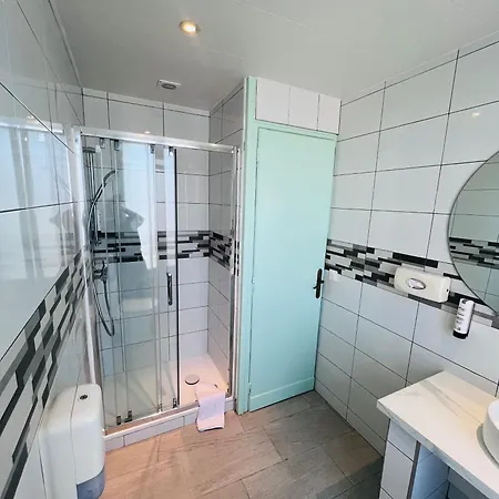 ドゥ ラ カテドラル ホテル 2*