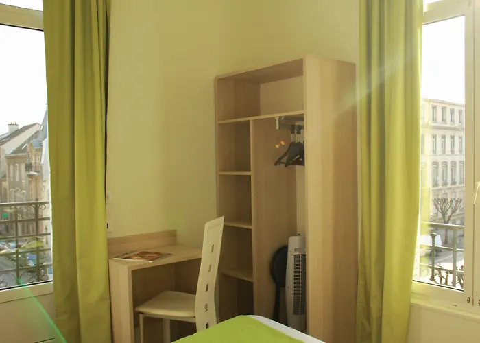 ドゥ ラ カテドラル ホテル 2*