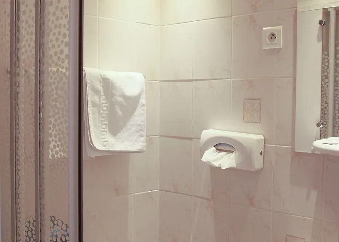 ドゥ ラ カテドラル 2* ランス