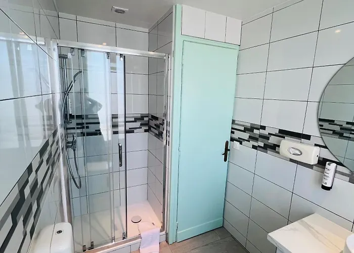 ドゥ ラ カテドラル ホテル 2*